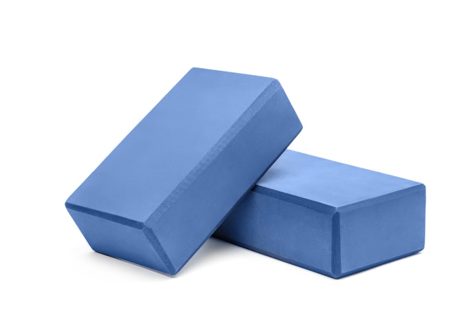 Untuk pemula, pilih yoga block berbahan spons EVA yang beratnya hanya sekitar 200-400 g