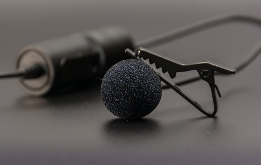 Lavalier mic, berukuran kecil dan praktis digunakan