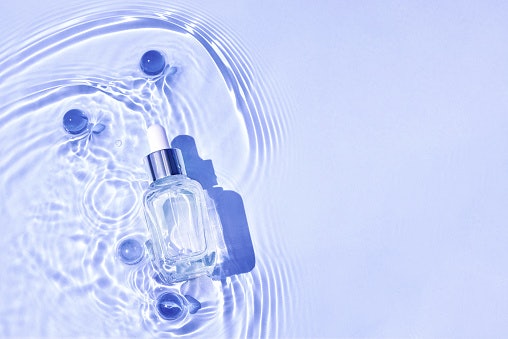 Jenis: Pastikan memiliki serum water-based atau yang bertekstur watery
