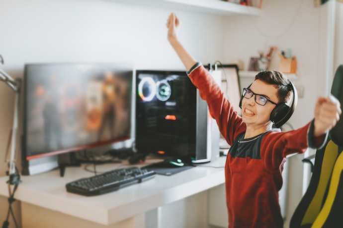 Mid-tower, cocok untuk setup PC gaming Anda
