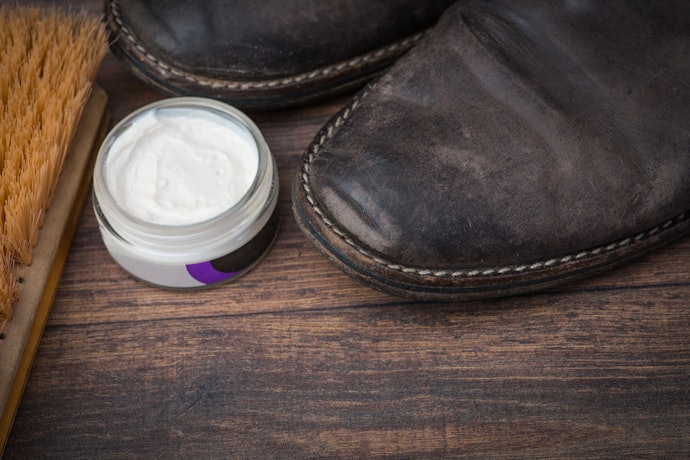 Emulsifying cream: Untuk menutrisi dan mengilapkan kulit sepatu,