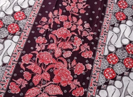 Motif batik Pekalongan, warna lebih cerah dan khas