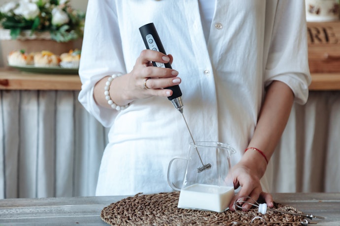 Milk frother elektrik: Pemakaiannya lebih mudah dan cepat