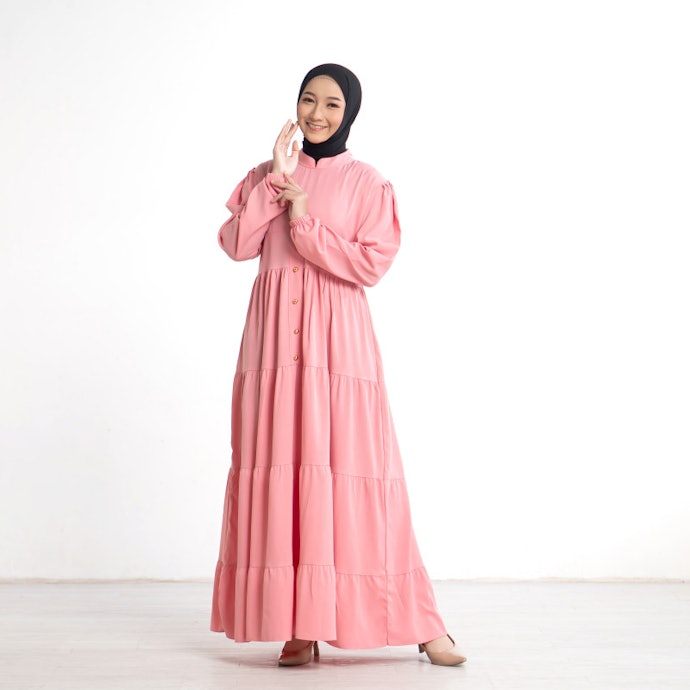 Gamis sifon polos atau satu warna, memberikan tampilan yang simpel dan bersahaja