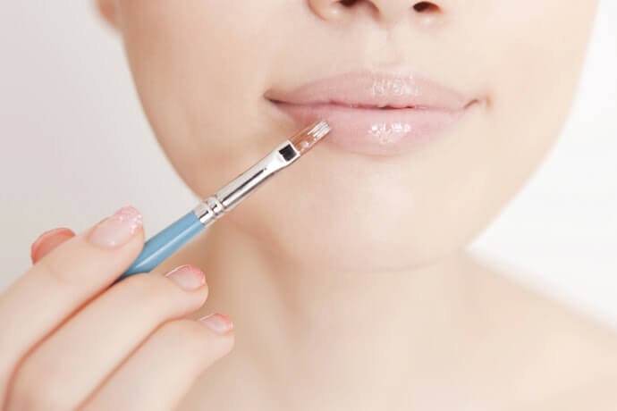 Lip gloss bening, cocok untuk riasan alami sehari-hari