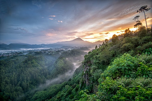 Bandung Barat, terkenal dengan kawasan Lembang yang sejuk