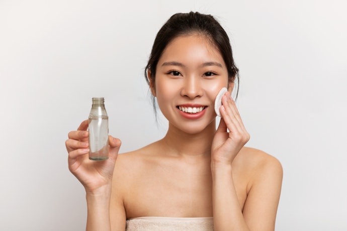 Anda termasuk pemula yang baru ingin mencoba micellar water? Utamakan pelembap humektan dilengkapi jumlah komposisi bahannya sedikit