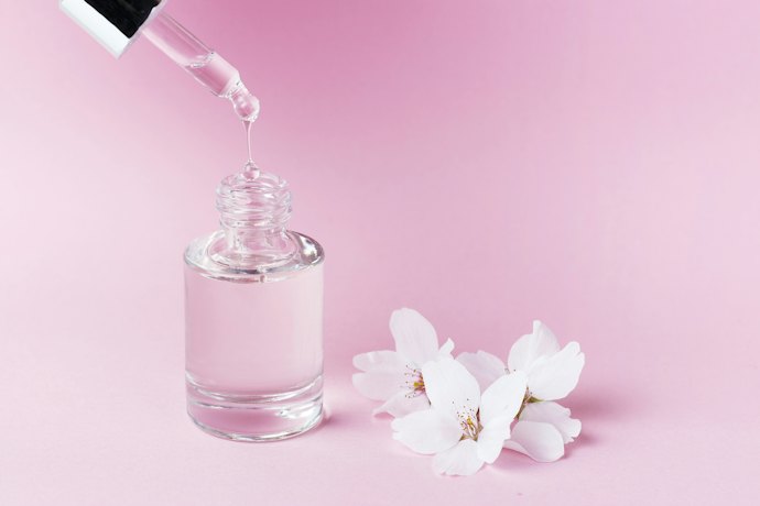 Untuk efek mencerahkan: Pilih masker Jepang dengan brightening agent, seperti arbutin, vitamin C, dan ekstrak sakura