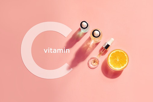 Untuk mencerahkan kulit yang kusam atau bekas jerawat, pilih kandungan vitamin C; Anda juga bisa memadukannya dengan exfoliating agent untuk hasil yang lebih maksimal
