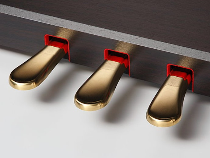 Jumlah pedal: Pilih piano digital dengan tiga pedal untuk sensasi bermain piano akustik