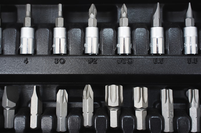 Untuk penggunaan sesekali, akan lebih baik bila mengutamakan hammer drill dengan set mata bor