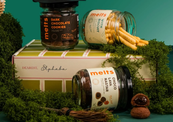 Untuk keluarga atau pasangan lain, hampers cookies dari Melts