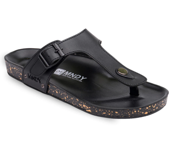 Monday: Sandal jepit footbed dirancang supaya pas di kaki dan stabil ketika digunakan