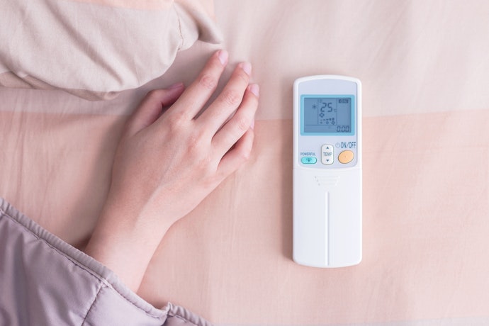 Utamakan kipas angin dinding yang dilengkapi remote control
