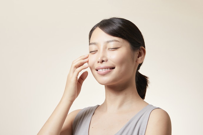 Jika masalah utamanya kerutan di sekitar mata: Pilih eye cream yang dilengkapi retinol atau bakuchiol
