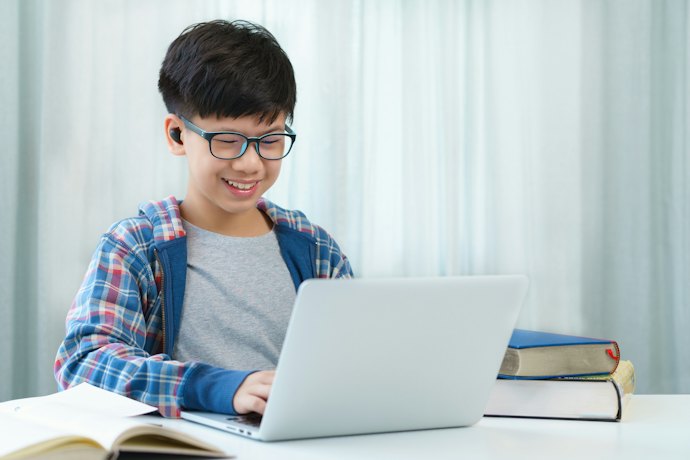 Jika anak mengalami mata lelah karena blue light; Prioritaskan vitamin mata yang mengandung lutein dilengkapi zeaxanthin