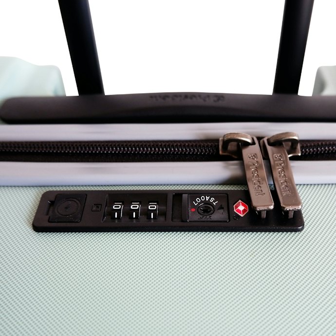 Untuk keamanan barang di dalam koper, pertimbangkan fitur TSA, YKK anti-theft, atau shield lock system