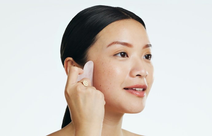 Jika Anda juga rutin pijat wajah dengan gua sha, utamakan yang punya kandungan jojoba oil
