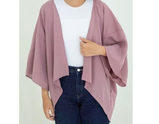 Batwing: Memiliki desain melebar pada bagian tangan