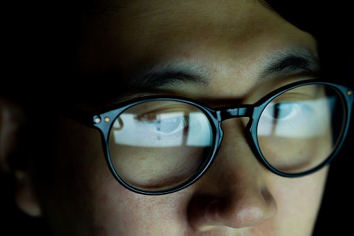Fitur low blue light, cocok untuk Anda yang sering memandang layar monitor dalam waktu lama