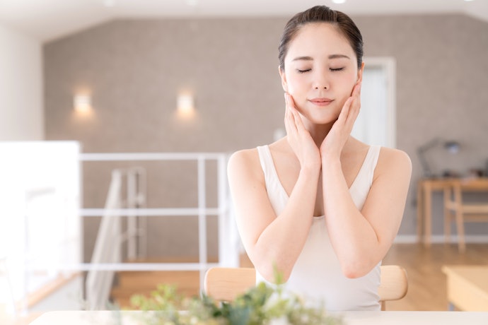 Glycerin dan hyaluronic acid: Memiliki kemampuan untuk menarik dan mempertahankan kelembapan kulit