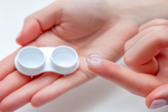 Bila mata minus Anda cenderung normal: Pilih softlens yang water content-nya 50% ke atas dengan material HEMA
