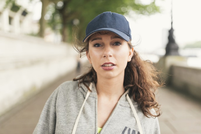 Baseball cap, memberikan sporty look yang maksimal