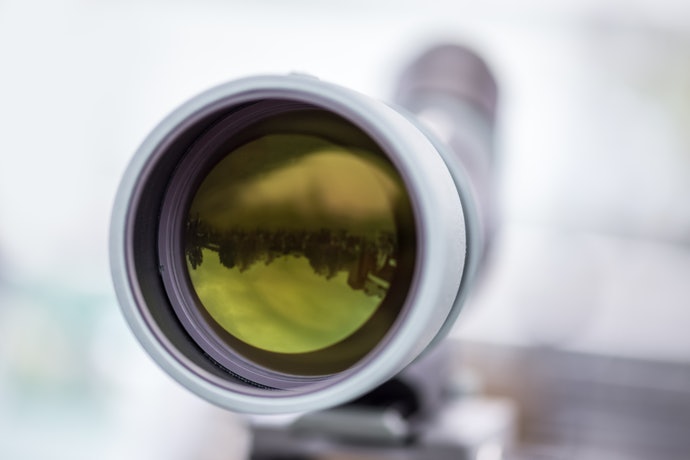 Ukuran aperture: Makin besar, makin mudah mengumpulkan cahaya