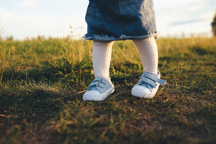 Untuk anak usia 1-5 tahun, pakaikan sneaker jika si kecil sudah lancar berjalan