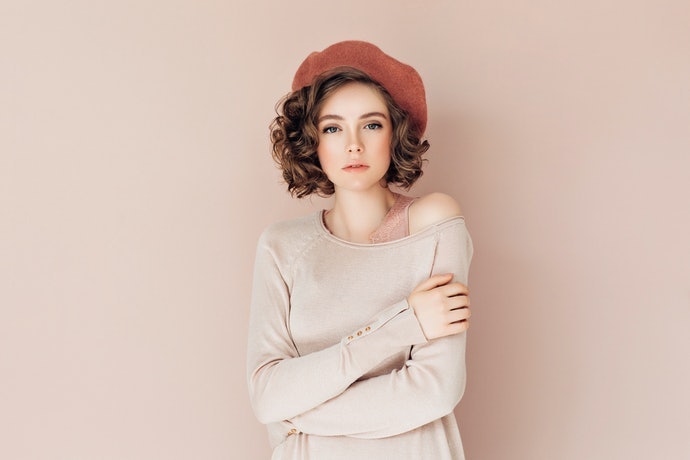 Untuk wajah dengan rahang tegas, pilih topi baret yang lebar