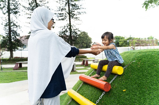 Kinestetik: Mengajak anak bermain permainan yang melibatkan gerakan fisik