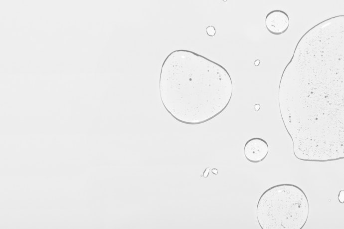 Bila kulit Anda berminyak dan berjerawat, pilih exfoliating toner yang mengandung salicylic acid dan Aloe vera