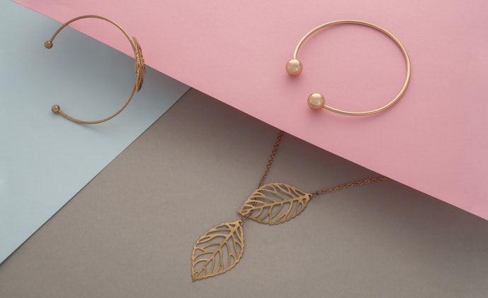 Ear cuff, tinggal dijepitkan pada daun telinga