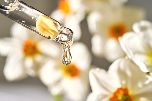 Kulit berminyak: Utamakan eye serum atau eye gel yang cepat menyerap