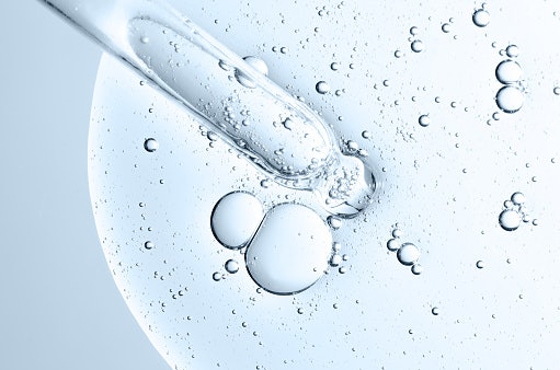 Bahan pelembap seperti glycerin, hyaluronic acid, ceramide, dan rose oil: Menghidrasi sekaligus menguatkan skin barrier