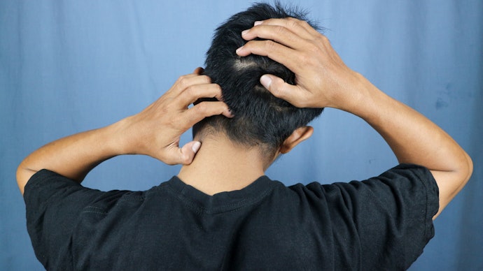 Untuk rambut rontok yang disebabkan oleh ketombe, pilih conditioner dengan kandungan zinc, tea tree, atau salicylic acid