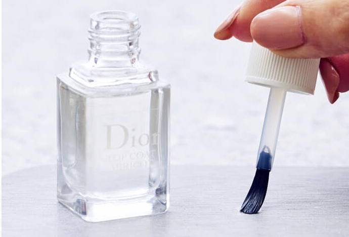 Glossy finish top coat: Kuku terlihat berkilau seperti memakai kutek gel