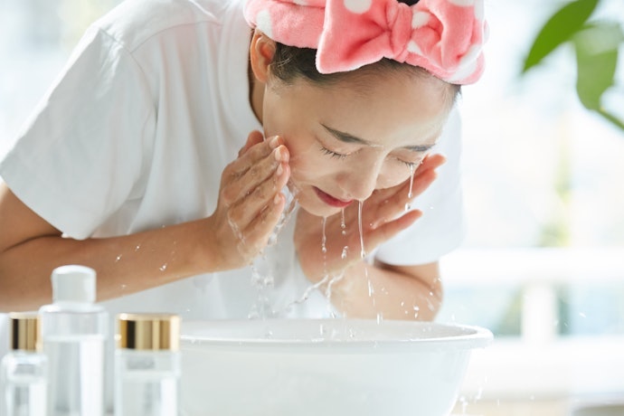Jika kulit sensitif cenderung berminyak: Pilih gel cleanser yang mengandung salicylic acid atau zinc
