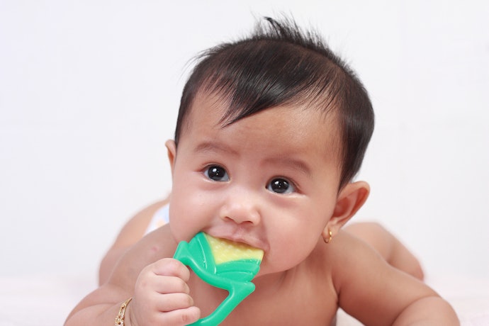 Label food grade menunjukkan teether aman untuk kontak langsung dengan mulut bayi