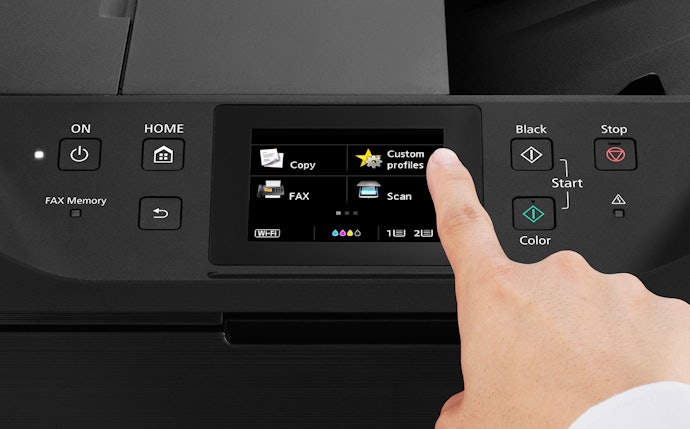 Layar LCD atau OLED mempermudah pengoperasian printer