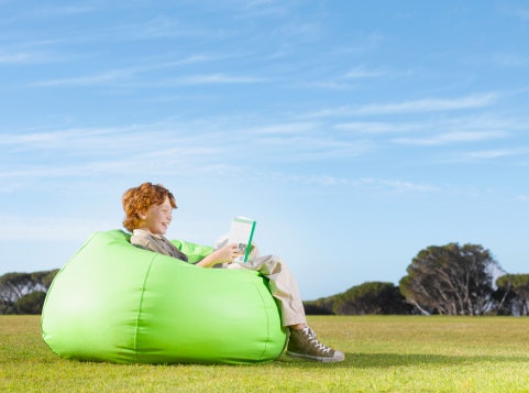 Kursi taman dan bean bag, teman duduk-duduk di area outdoor