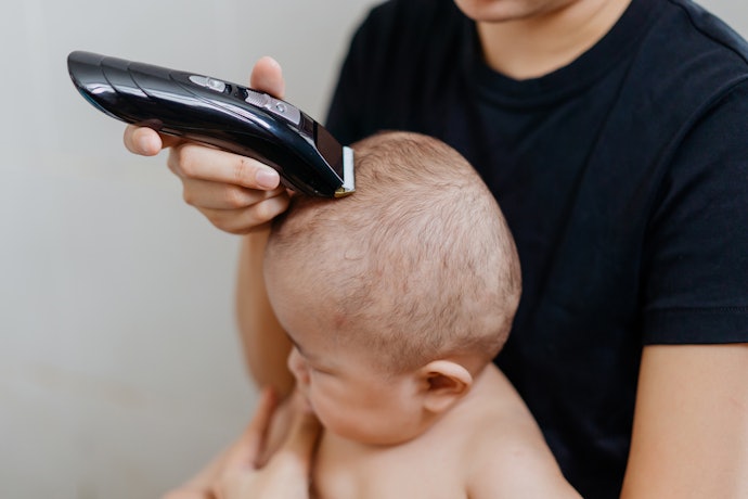 Untuk mencukur rambut anak, utamakan yang suaranya tenang