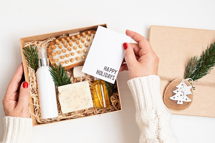 Kepada guru atau pendeta, pilihlah hampers berupa personal care atau hampers yang dirangkai sendiri