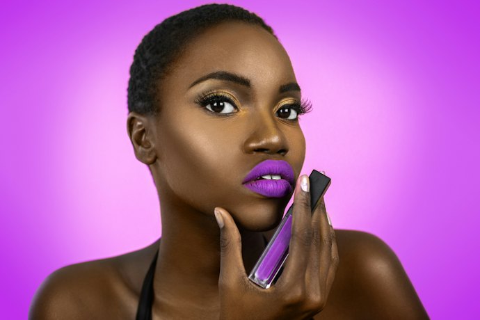 Kulit gelap: Lipstik ungu bernuansa wine atau burgundy