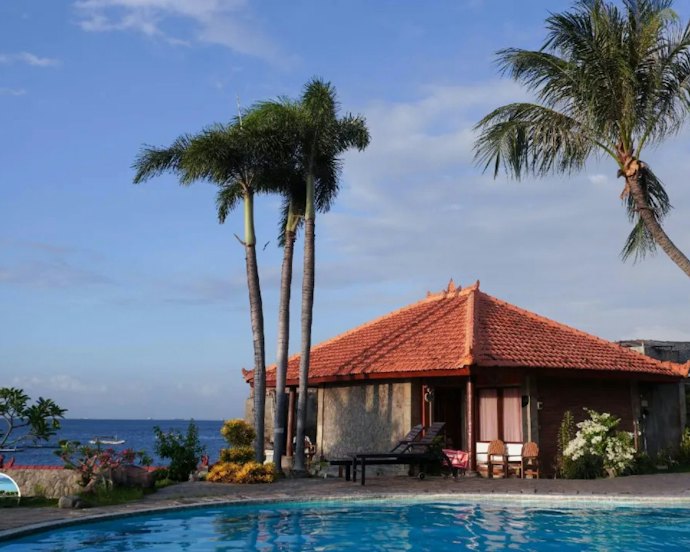 Watu Dodol Hotel & Restaurant: Akses jalan mudah dan kamarnya menghadap ke Selat Bali