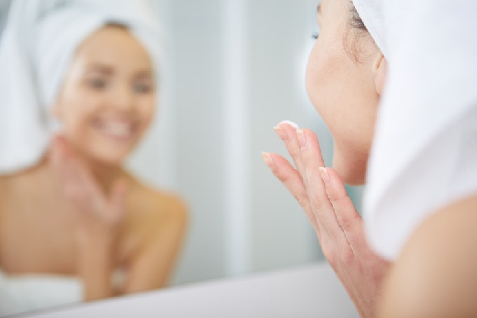 Jika penyebabnya adalah kulit kusam: Perbaiki dahulu penggunaan basic skincare-nya