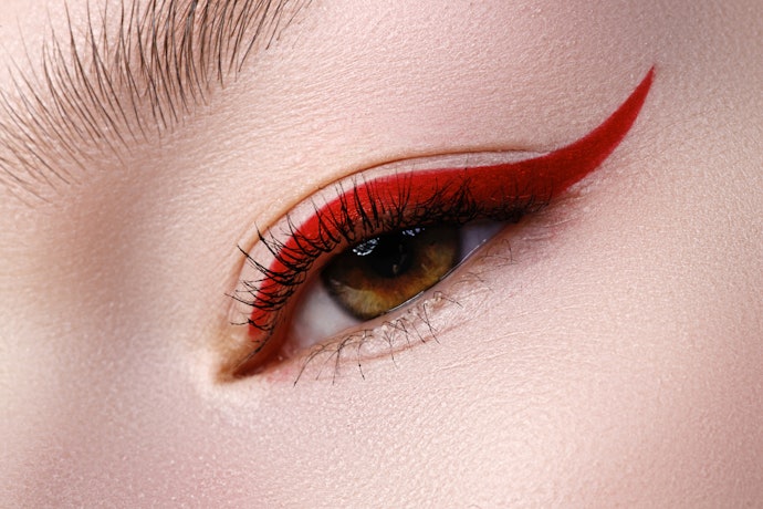 Untuk menghasilkan makeup tematik, pilih eyeliner dengan warna-warna cerah, misalnya biru, merah, pink, putih, atau silver