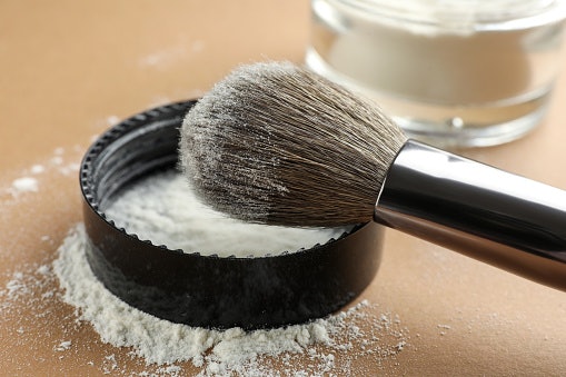 Namun, bila Anda ragu-ragu dalam menentukan warna setting powder, carilah produk dengan warna translucent