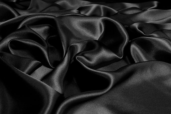 Satin: Memberi kesan mewah dan elegan
