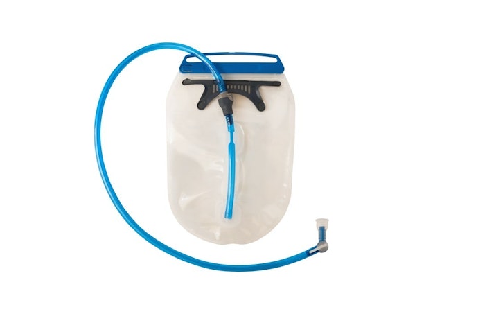 Water bladder atau hydration pack, bisa minum sambil berjalan
